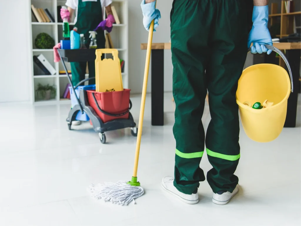 Kontorsstädning i Lidköping – professionell städning av kontorsgolv och arbetsytor