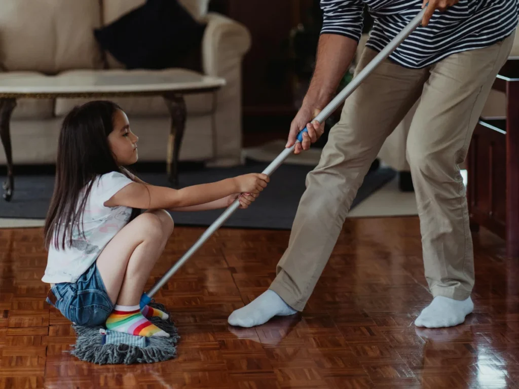Hemstädning i Lidköping – familj som städar tillsammans i ett tryggt hem